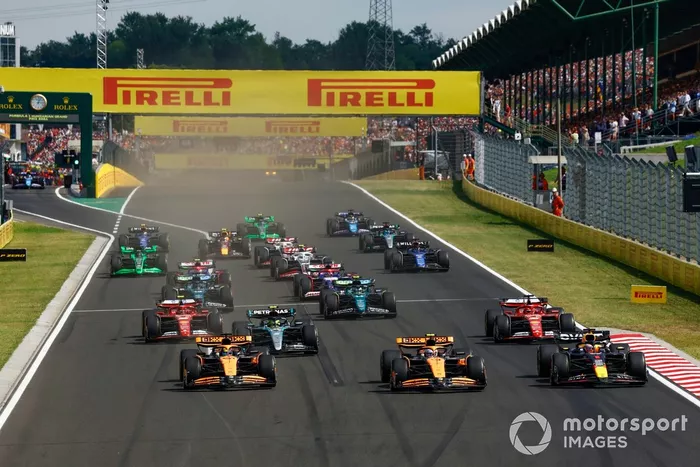Lando Norris, McLaren MCL38, Oscar Piastri, McLaren MCL38, Max Verstappen, Red Bull Racing RB20, Lewis Hamilton, Mercedes F1 W15, Charles Leclerc, Ferrari SF-24, Carlos Sainz, Ferrari SF-24, el resto de la parrilla en la salida.