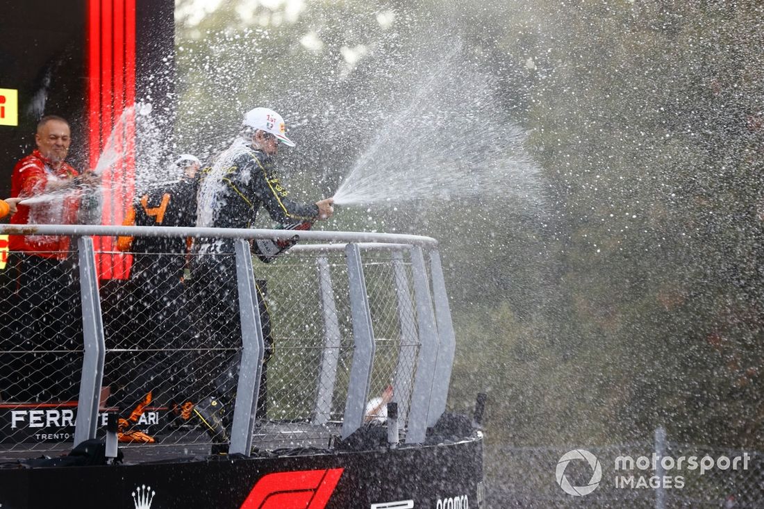 Lando Norris, McLaren F1 Team, 3ª posição, Charles Leclerc, Scuderia Ferrari, 1ª posição, spray de champanhe no pódio