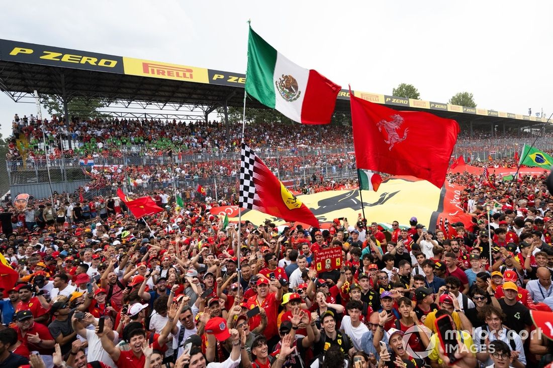 Fãs da Ferrari festejam na cerimónia do pódio