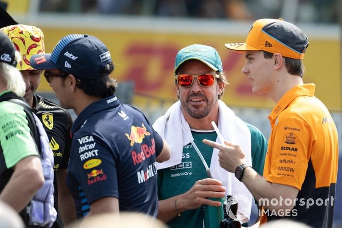 Fernando Alonso, Aston Martin F1 Team, Oscar Piastri, McLaren F1 Team, durante el desfile de pilotos. 
