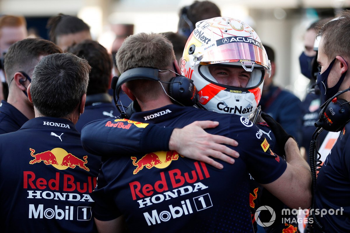 Max Verstappen, Red Bull Racing, si congratula con la sua squadra a Parc Ferme dopo aver ottenuto la pole