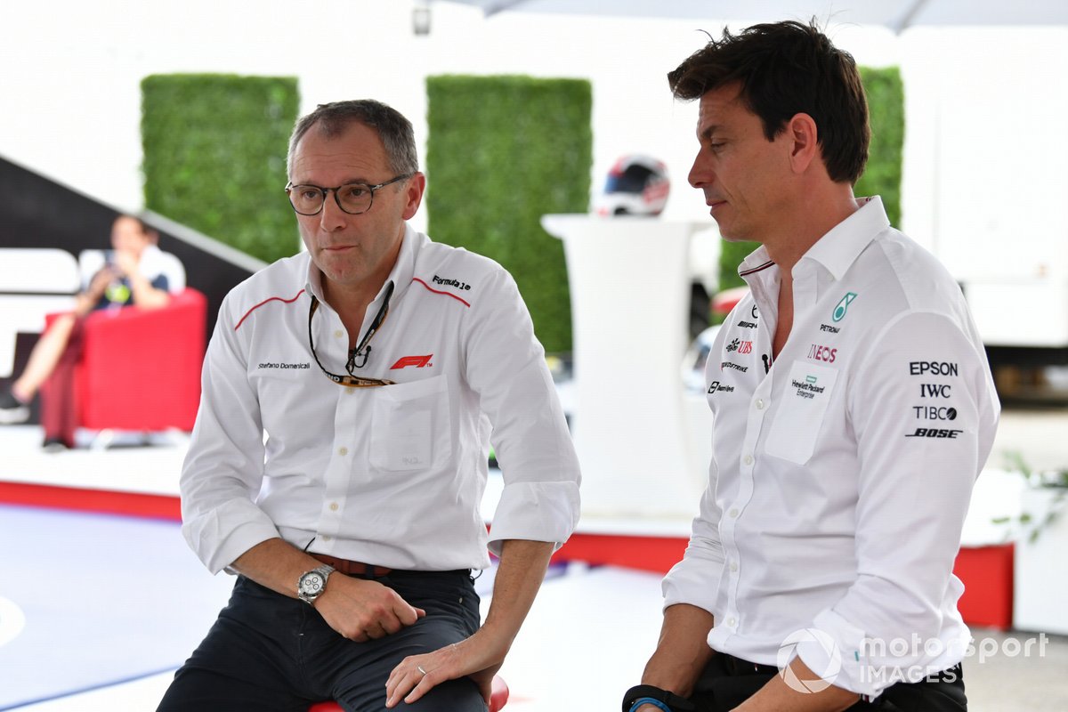 Stefano Domenicali, CEO de la Fórmula 1, con Toto Wolff, Team Principal y CEO de Mercedes AMG
