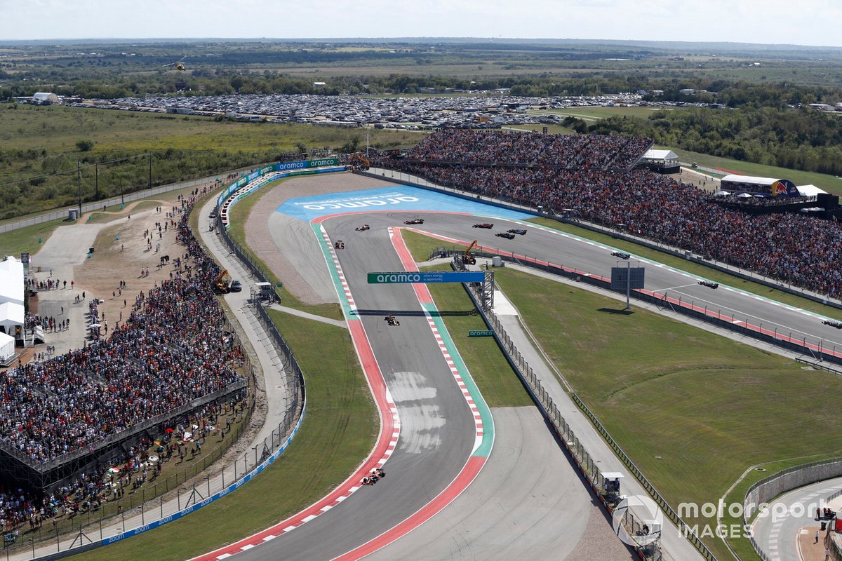 Max Verstappen, Red Bull Racing RB16B, Sergio Pérez, Red Bull Racing RB16B, y Charles Leclerc, Ferrari SF21