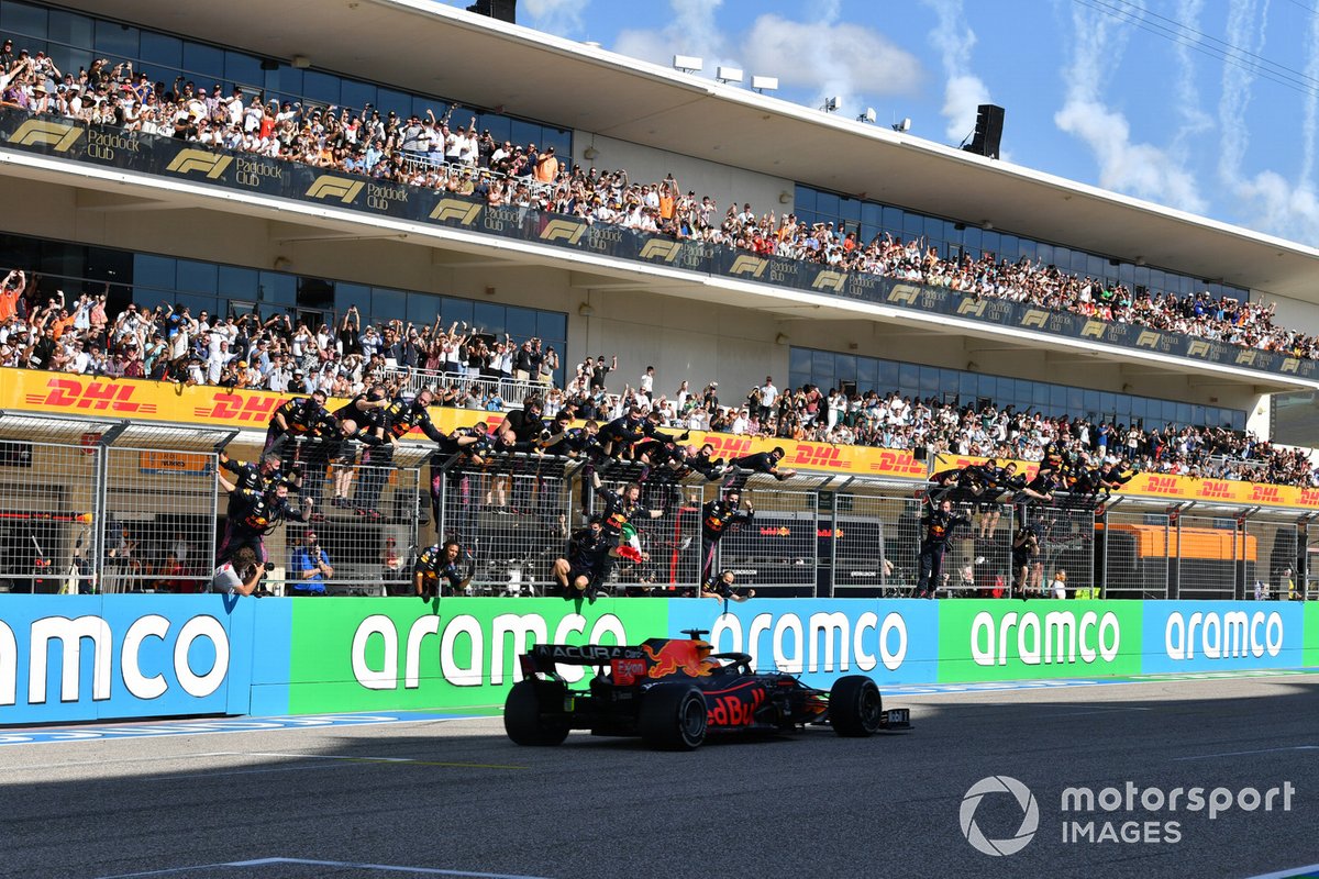 Max Verstappen, Red Bull Racing RB16B, 1ª posición, se lleva la victoria para alegría de su equipo en el muro de boxes