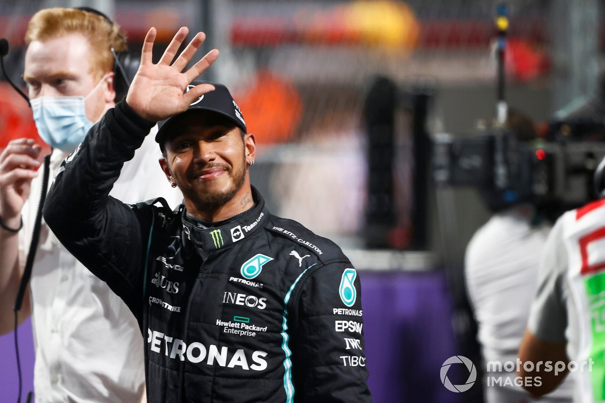 Lewis Hamilton, Mercedes, saluta da Parc Ferme dopo aver ottenuto la pole