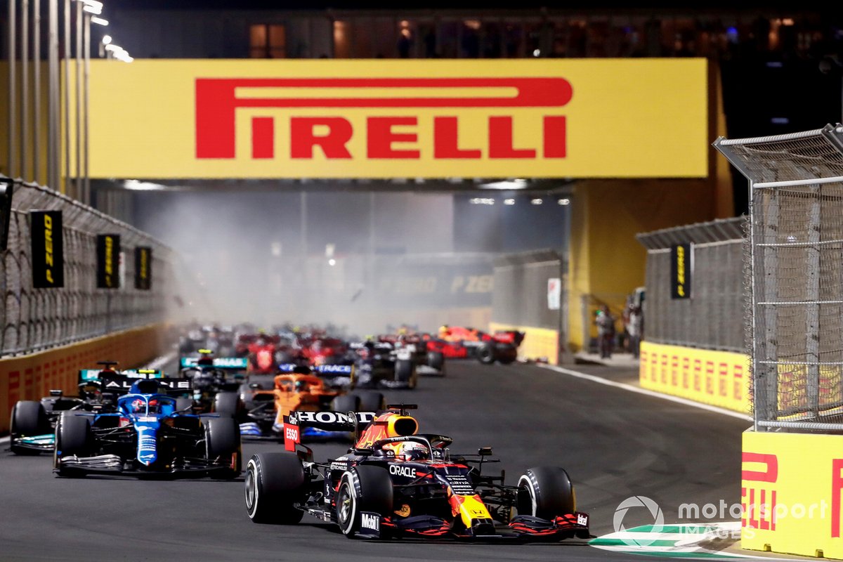 Max Verstappen, Red Bull Racing RB16B, Lewis Hamilton, Mercedes W12, Daniel Ricciardo, McLaren MCL35M, y el resto de la parrilla en la salida