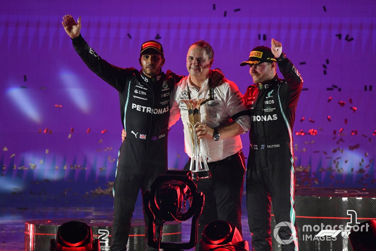 Lewis Hamilton, Mercedes, 1a posizione, Ron Meadows, direttore sportivo, Mercedes AMG, e Valtteri Bottas, Mercedes, 3a posizione, festeggiano sul podio