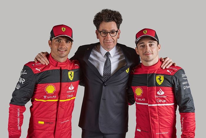 Charles Leclerc, Carlos Sainz Jr., Ferrari, Mattia Binotto, Director del equipo, Ferrari 
