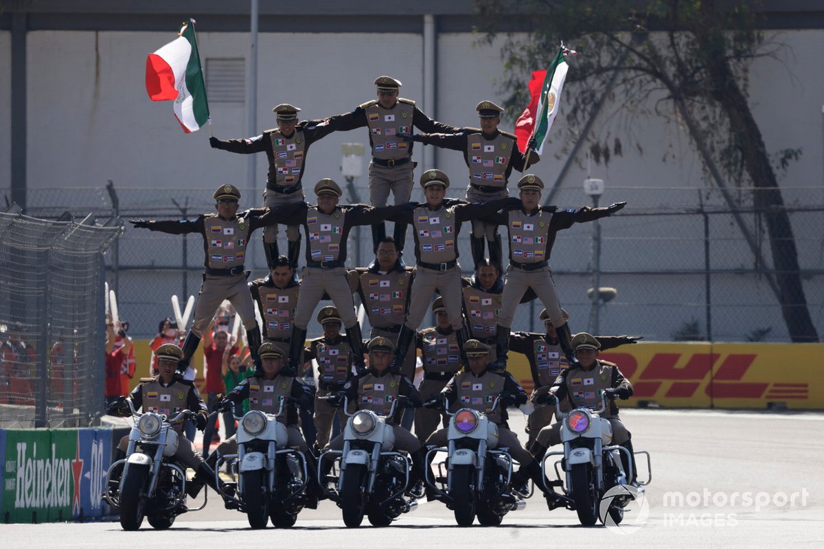 Un equipo de exhibición de motos actúa para el público antes de la salida