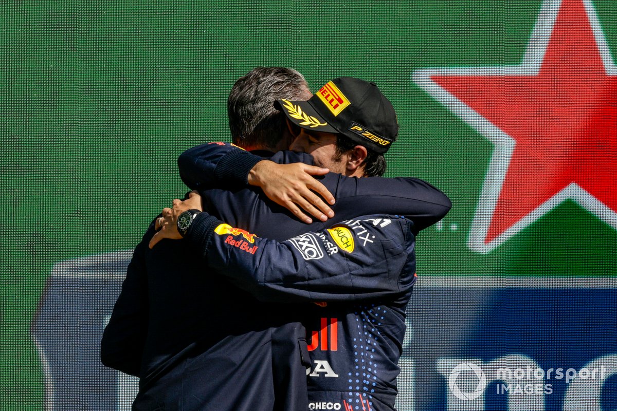 Podio: Carlos Slim Domit entrega al tercer lugar Sergio Pérez, Red Bull Racing su trofeo