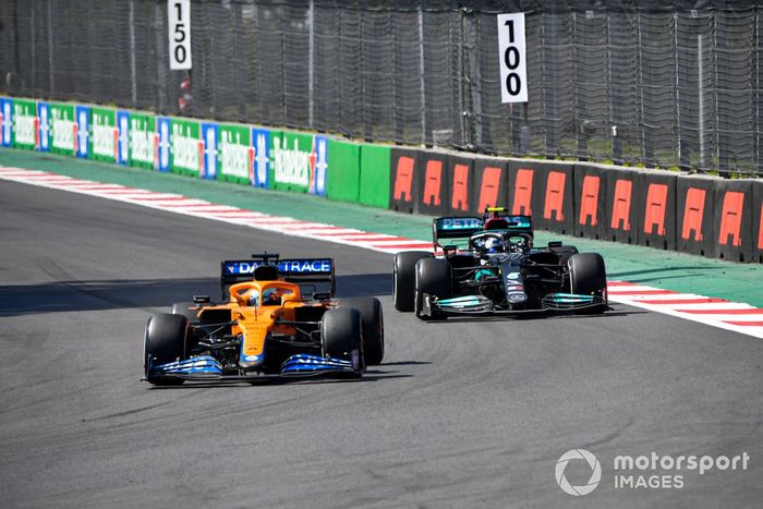 Daniel Ricciardo, McLaren MCL35M , Valtteri Bottas, Mercedes W12