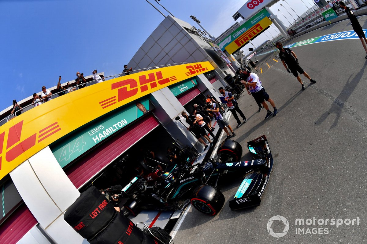 Lewis Hamilton, Mercedes W12, sale del garaje
