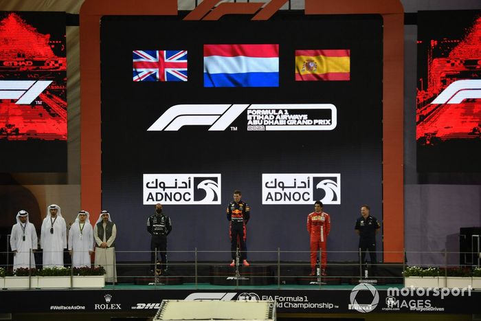 Podio: segundo lugar Lewis Hamilton, Mercedes, ganador y campeón del mundo Max Verstappen, Red Bull Racing, tercer lugar Carlos Sainz Jr., Ferrari