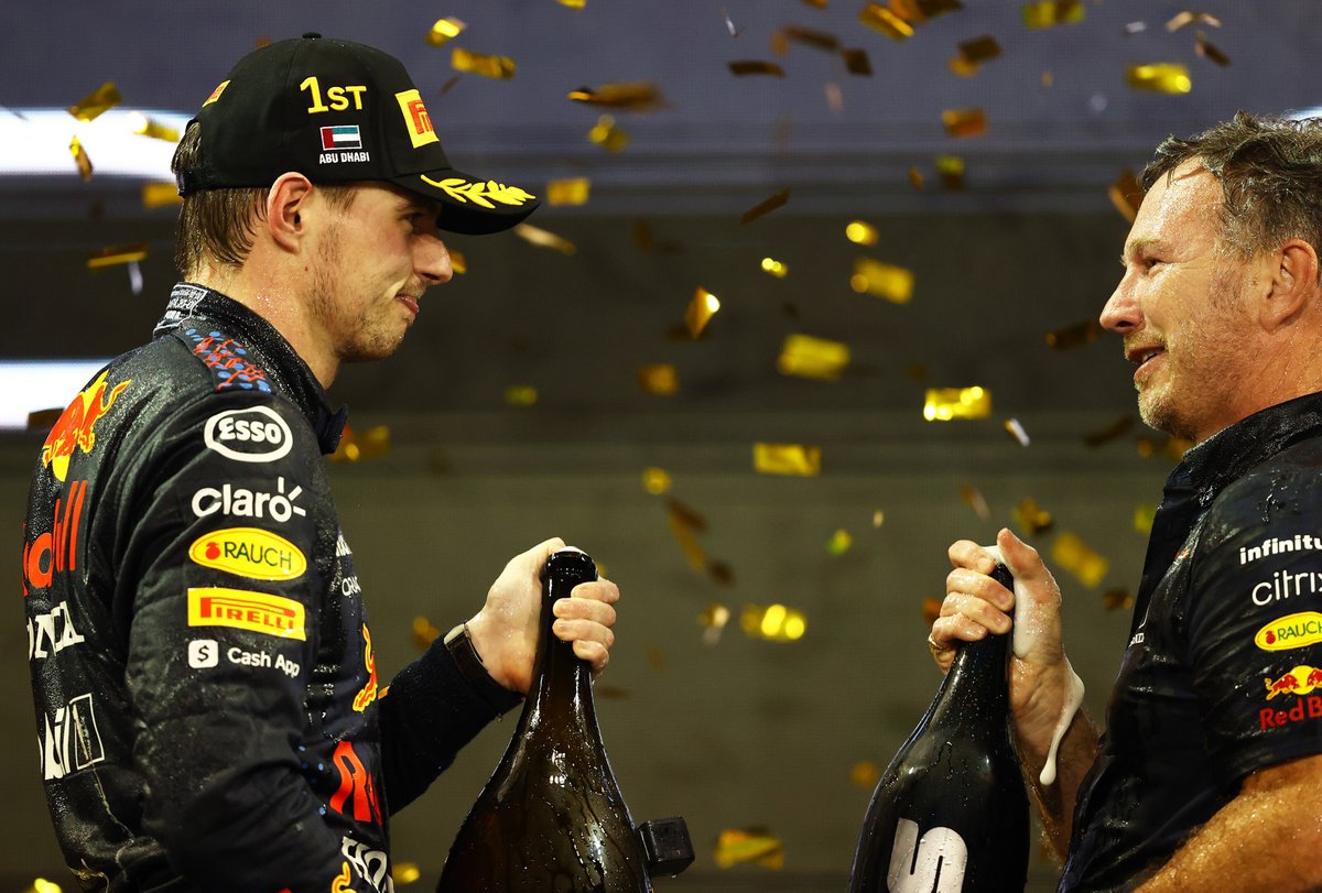 Pemenang GP Abu Dhabi sekaligus juara dunia F1 2021, Max Verstappen, merayakan dengan Prinsipal Red Bull Racing, Christian Horner