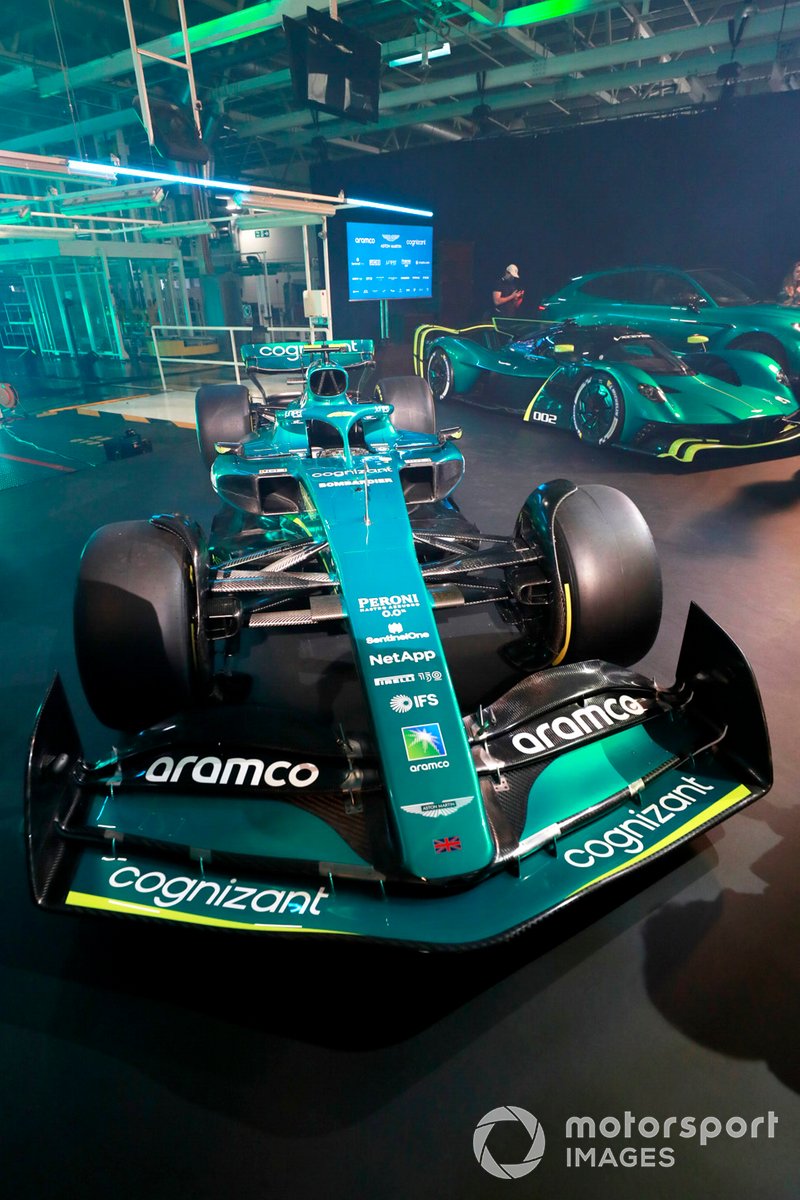 Presentación del Aston Martin AMR22