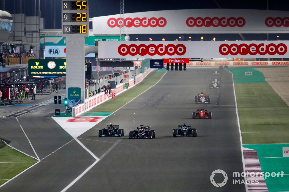 Yuki Tsunoda, AlphaTauri AT02, combatte con Valtteri Bottas, Mercedes W12, e Lance Stroll, Aston Martin AMR21