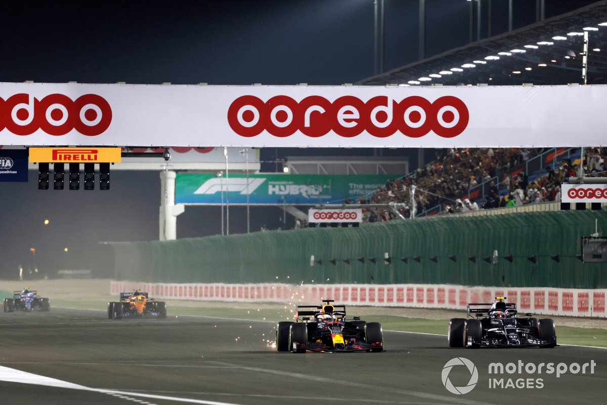Pierre Gasly, AlphaTauri AT02, y Max Verstappen, Red Bull Racing RB16B