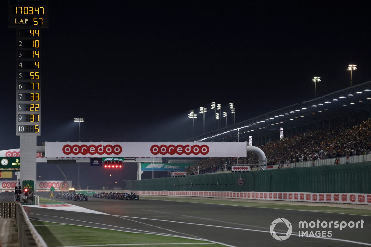 Lewis Hamilton, Mercedes W12, y Pierre Gasly, AlphaTauri AT02, se preparan para liderar la salida