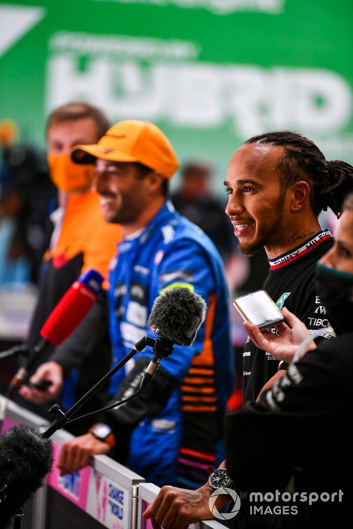 Lewis Hamilton, Mercedes, es entrevistado