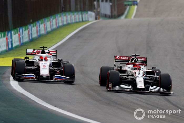 Kimi Raikkonen, Alfa Romeo Racing C41, Nikita Mazepin, Haas VF-21