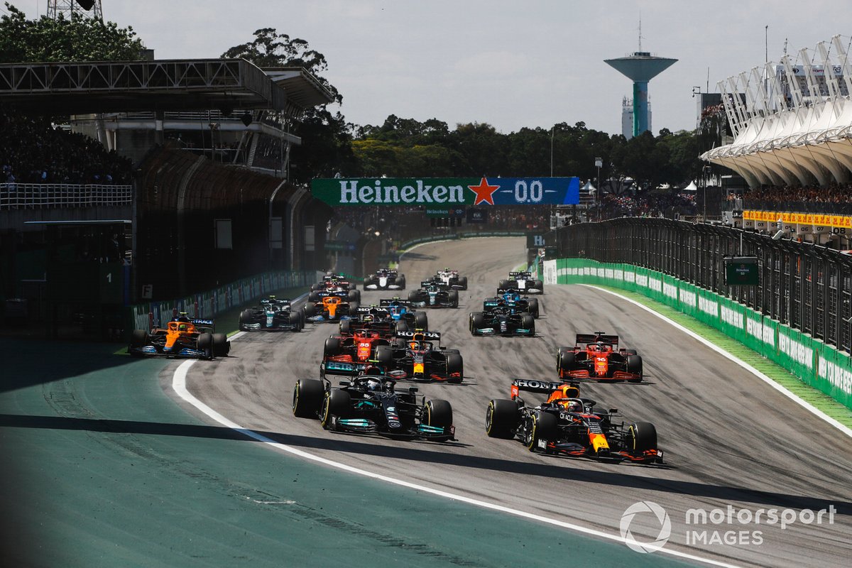 Max Verstappen, Red Bull Racing RB16B, Valtteri Bottas, Mercedes W12, Sergio Pérez, Red Bull Racing RB16B, Charles Leclerc, Ferrari SF21, Carlos Sainz Jr., Ferrari SF21, y el resto del pelotón en la salida