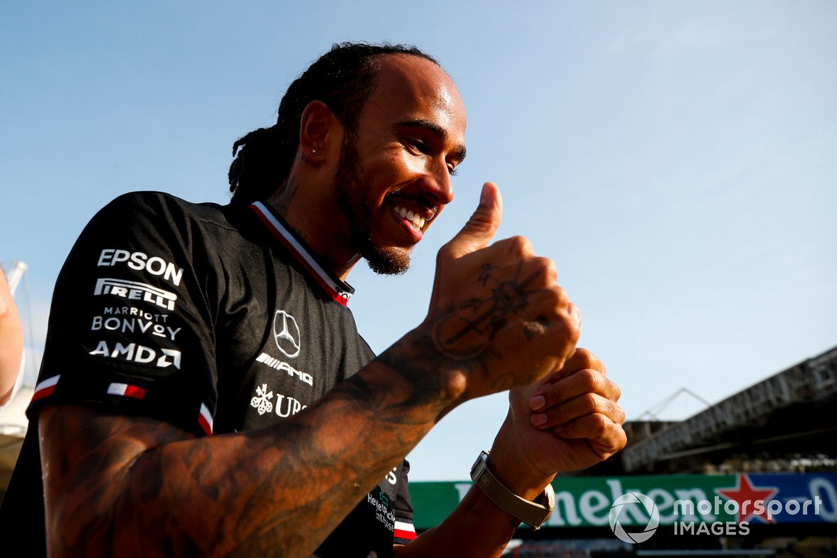 Lewis Hamilton, Mercedes, celebra con los aficionados tras la carrera