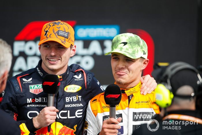 Max Verstappen, Red Bull Racing, 1ª posición, Lando Norris, McLaren, 2ª posición, son entrevistados tras la carrera