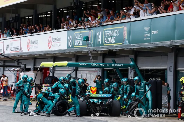 Fernando Alonso, Aston Martin AMR23, hace una parada en boxes