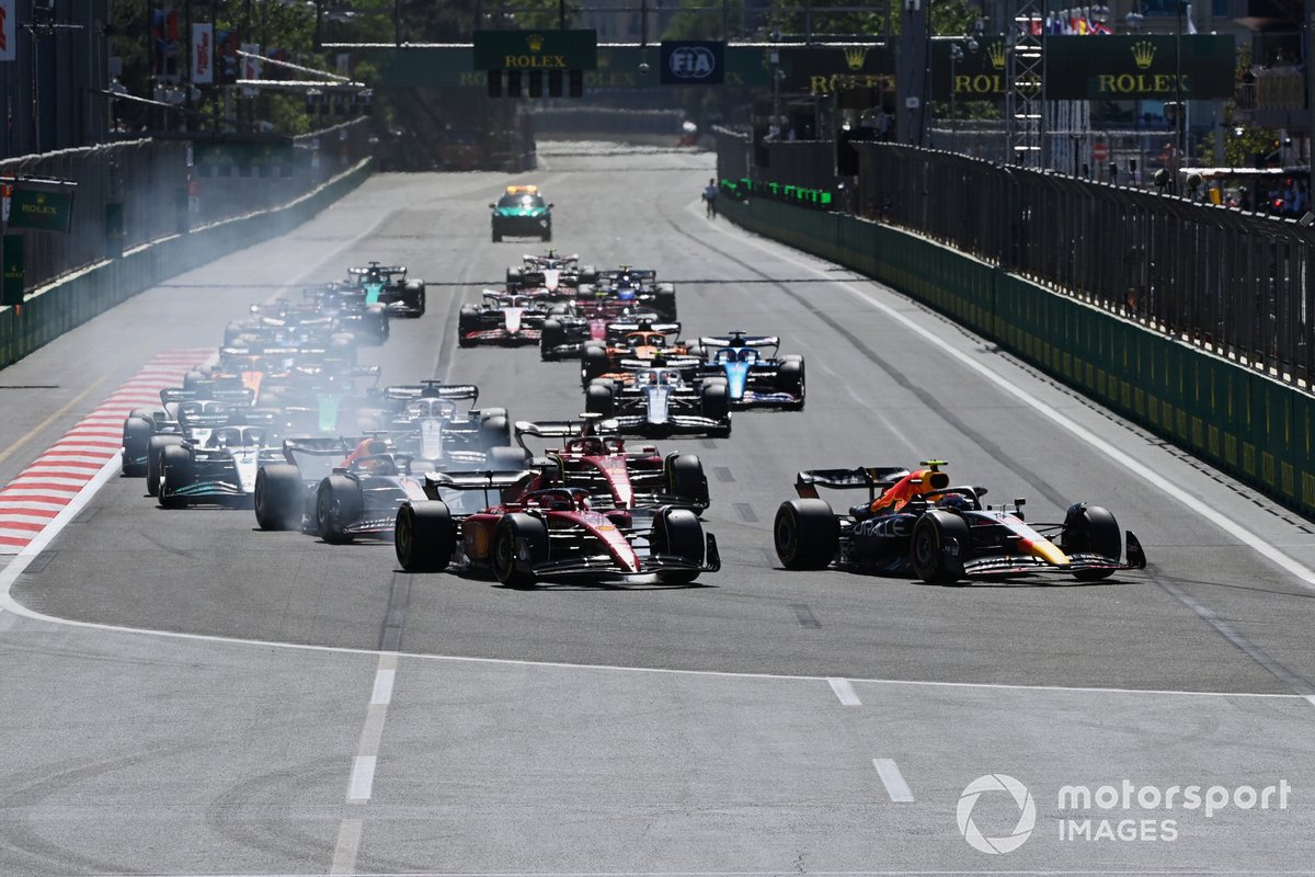 Arrancada Charles Leclerc, Ferrari F1-75, Sergio Pérez, Red Bull Racing RB18, luchan por el liderazgo por delante de Max Verstappen, Red Bull Racing RB18, Carlos Sainz, Ferrari F1-75