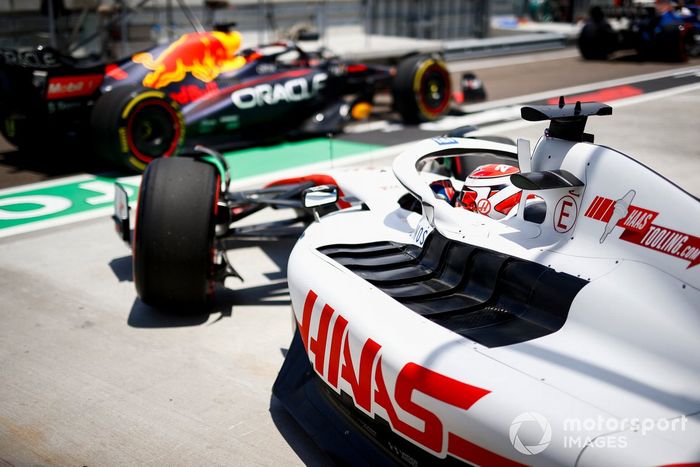 Kevin Magnussen, Haas VF-22, sale del garaje