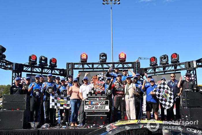 Daniel Suárez, TrackHouse Racing, Onx Homes / Renu Chevrolet Camaro celebra su victoria