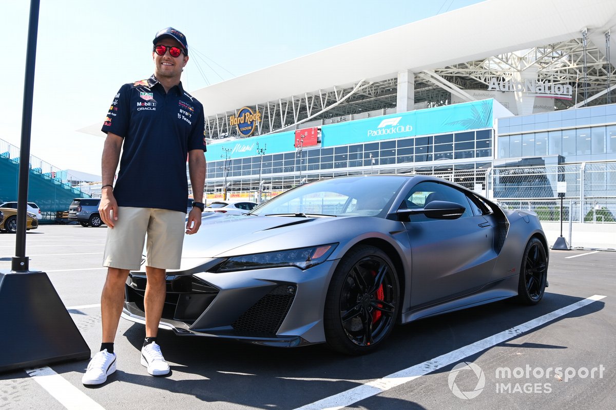 Sergio Pérez, Red Bull Racing, posa con un Honda NSX