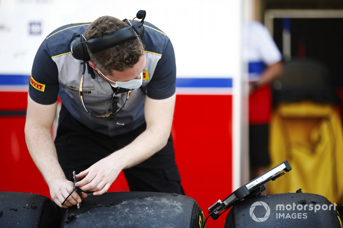 Un technicien Pirelli récoltent des données sur les pneus