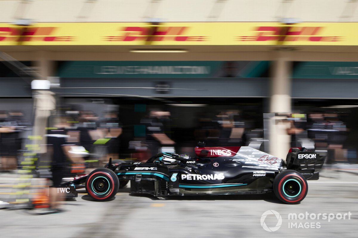 Lewis Hamilton, Mercedes W12, durante una prova di pitstop