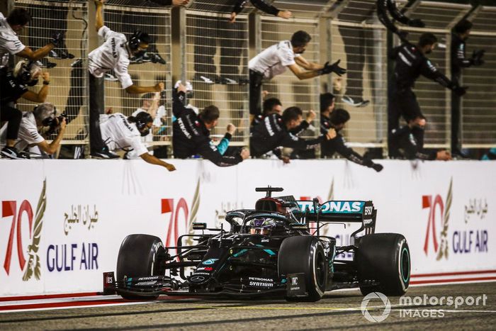 El ganador de la carrera Lewis Hamilton, Mercedes F1 W11 cruza la línea de meta