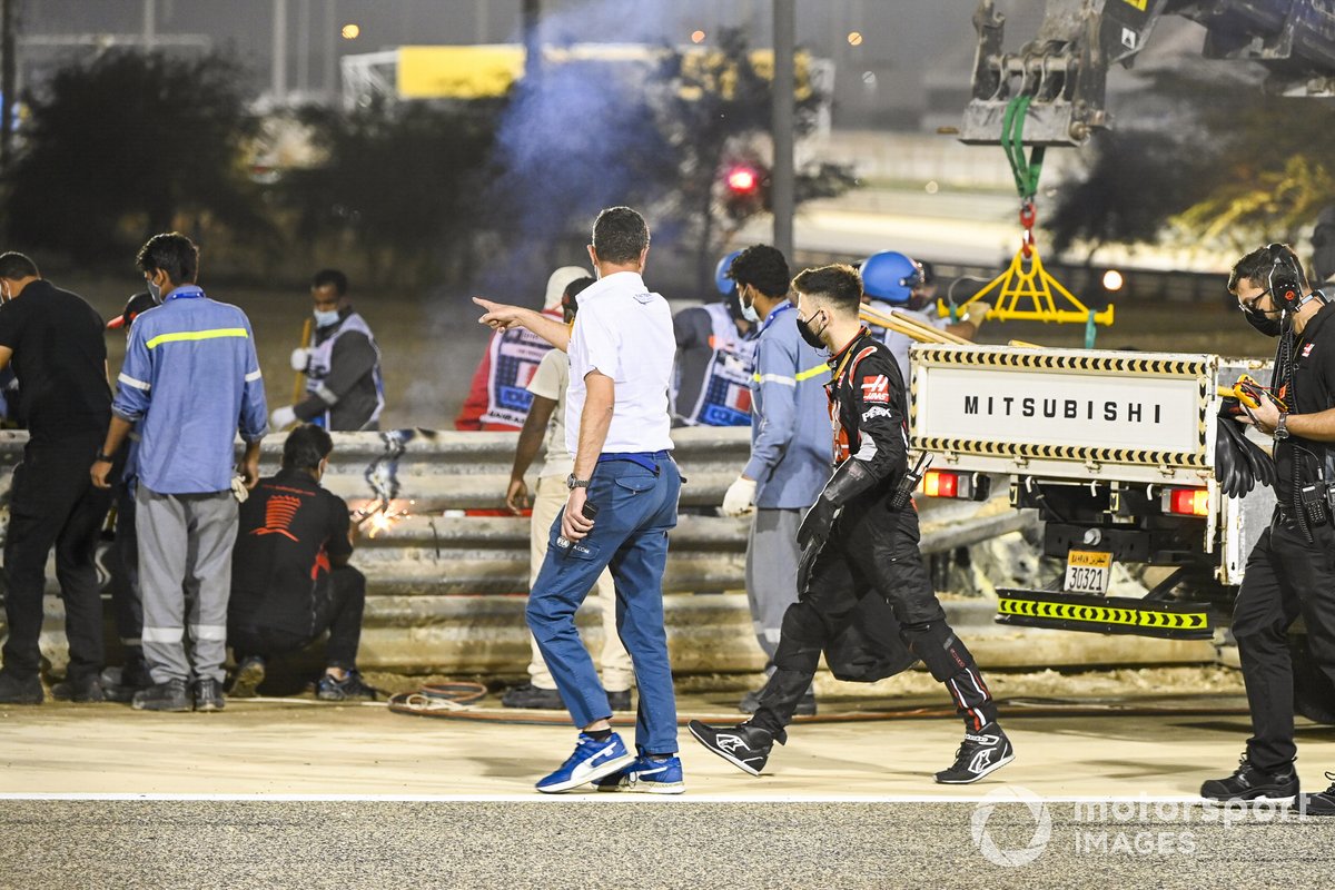 Michael Masi, Director de Carrera de la FIA, asiste a la escena del accidente de Romain Grosjean, Haas VF-20, en la primera vuelta