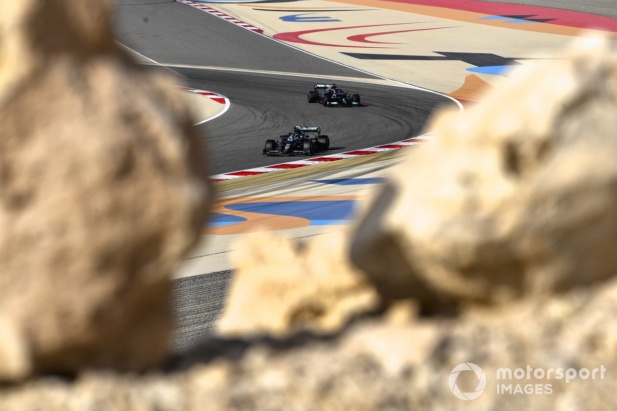 Sebastian Vettel, Aston Martin AMR21, Sir Lewis Hamilton, Mercedes W12