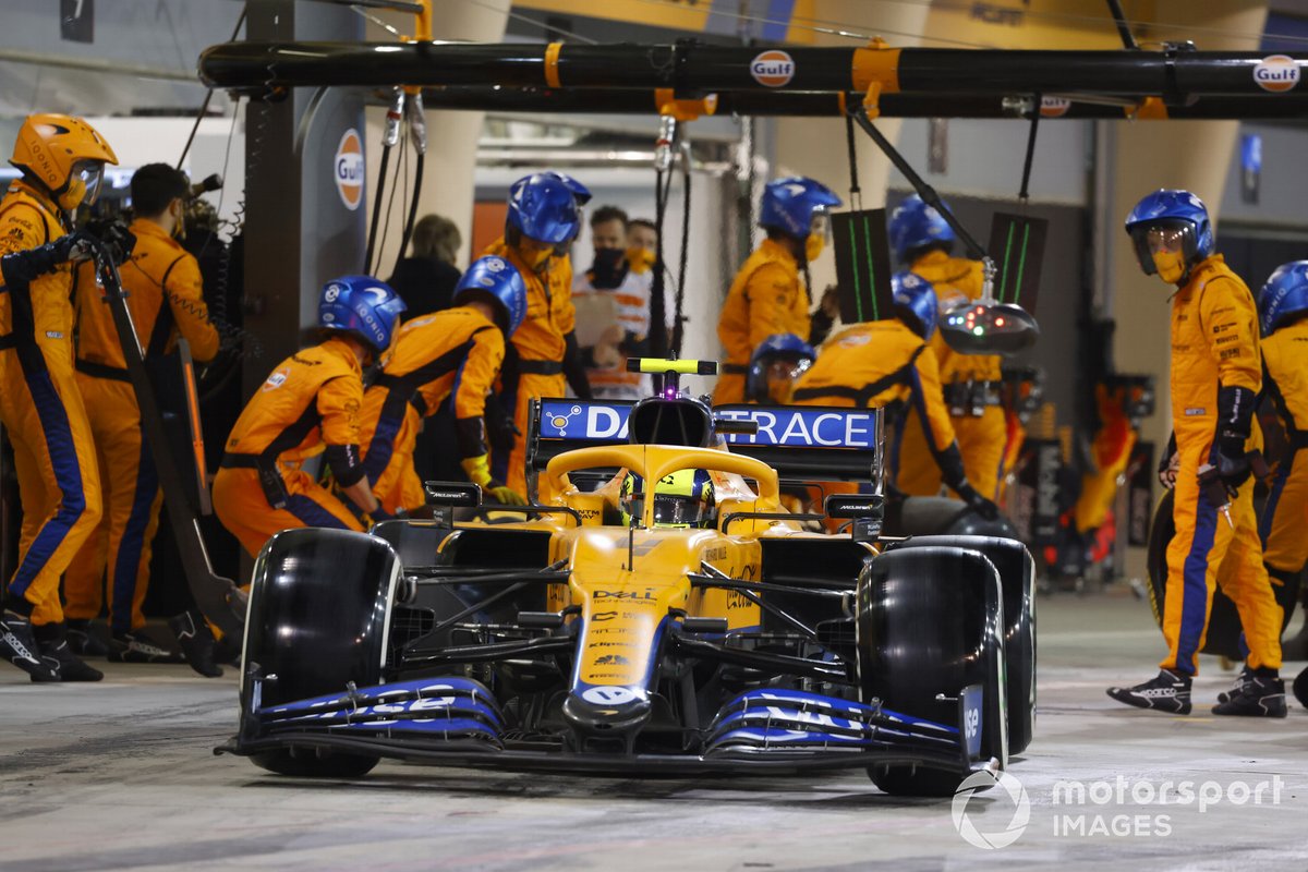 Lando Norris, McLaren MCL35M, rientra in pista dopo il pit stop