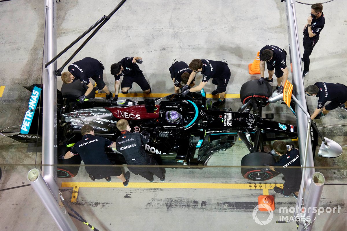 Lewis Hamilton, Mercedes W12, ai box bon i meccanici