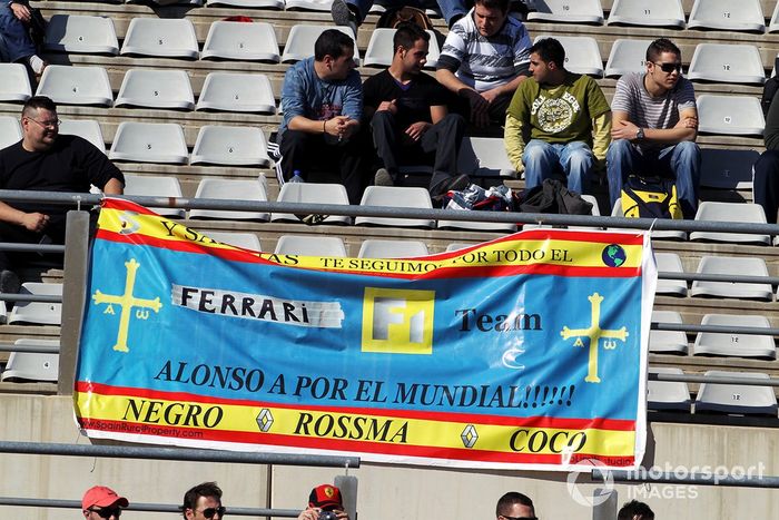 Fans del piloto durante el primer test de Fernando Alonso con Ferrari en Valencia