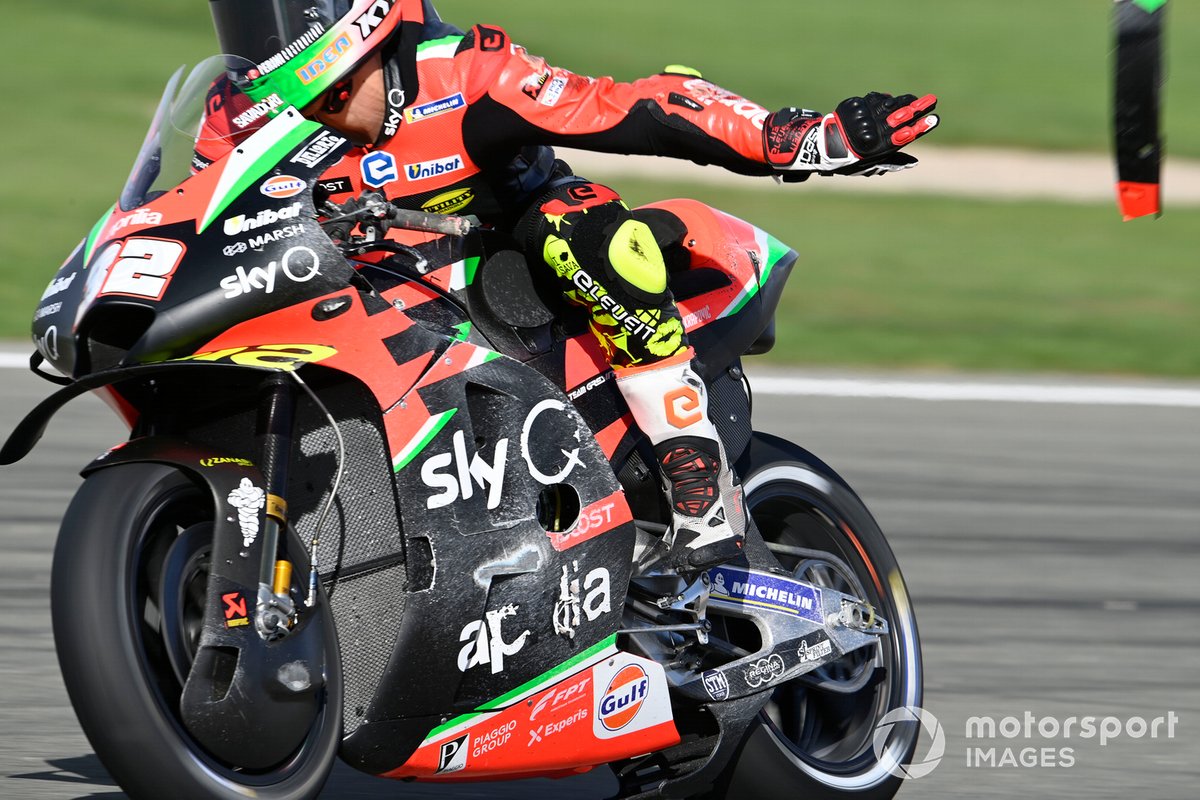 Lorenzo Savadori, Aprilia Racing Team Gresini, mentre toglie un pezzo della moto