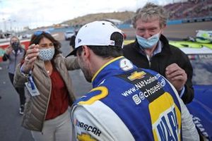 Campeón Chase Elliott, Hendrick Motorsports, Chevrolet Camaro, celebra con sus padres, Cindy Elliott y el Salón de la Fama de NASCAR Bill Elliott