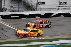 Joey Logano, Team Penske, Ford Mustang, Martin Truex Jr., Joe Gibbs Racing, Toyota Camry