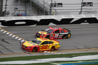 Joey Logano, Team Penske, Ford Mustang, Martin Truex Jr., Joe Gibbs Racing, Toyota Camry