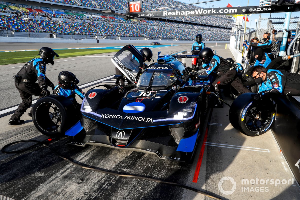 #10 Wayne Taylor Racing Acura ARX-05 Acura DPi: Pit Stop, Helio Castroneves, Alexander Rossi, Filipe Albuquerque, Ricky Taylor
