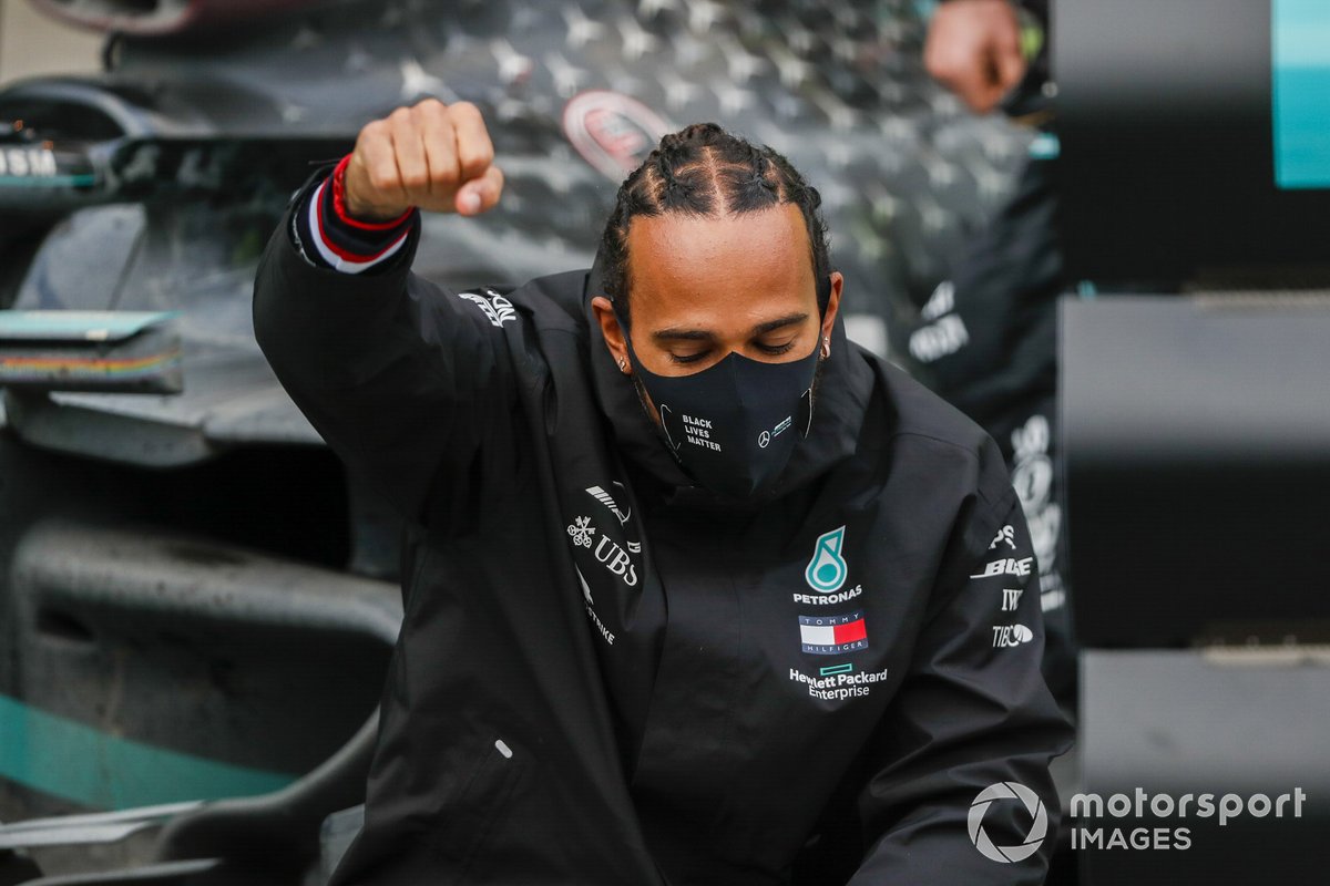 Lewis Hamilton, Mercedes-AMG F1 y el equipo de Mercedes celebran después de haber conseguido el séptimo título del campeonato mundial de pilotos