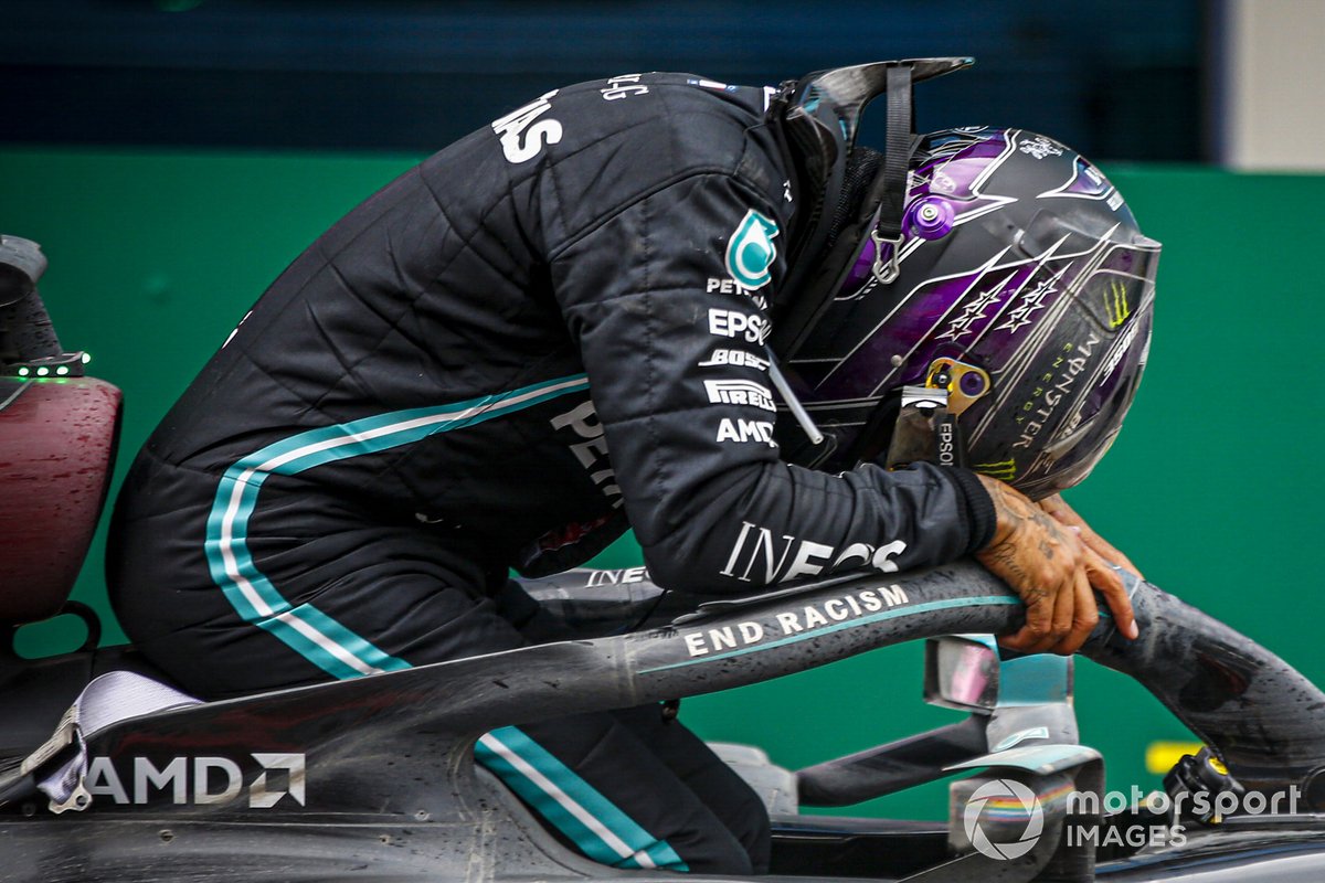 Ganador Lewis Hamilton, Mercedes-AMG F1, sale de su coche después de ganar la carrera, para conseguir su 7º título de campeón del mundo