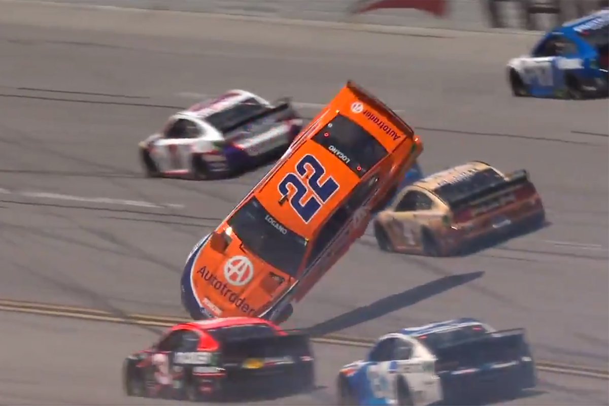 Joey Logano, Team Penske, Ford Mustang crash