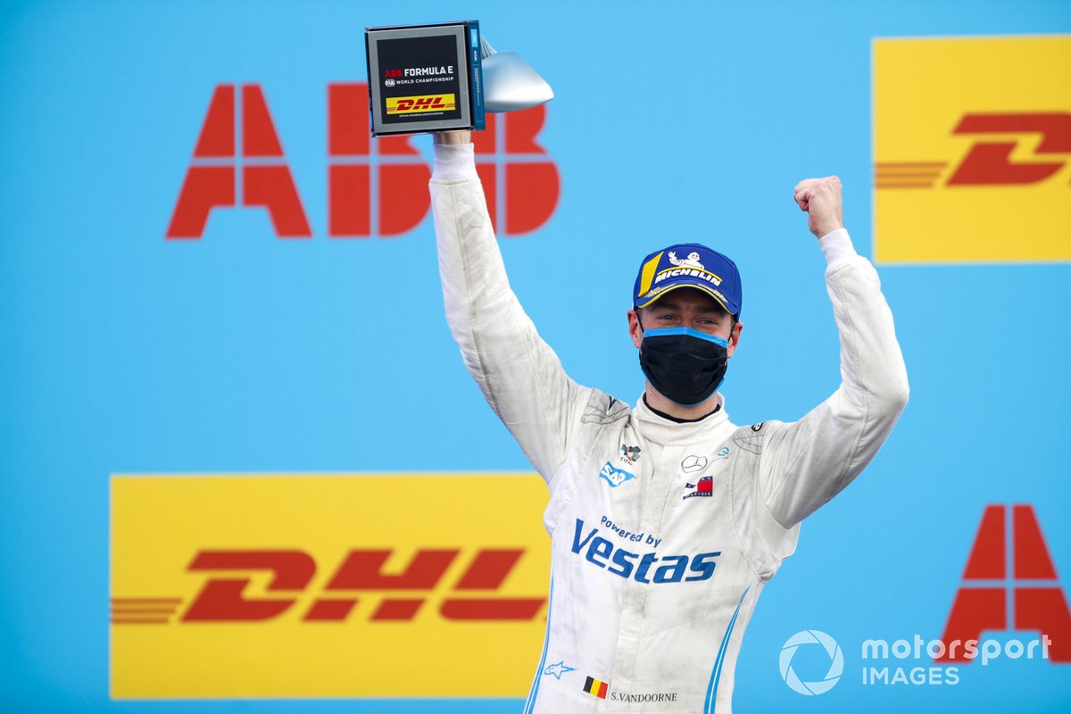 Stoffel Vandoorne, Mercedes-Benz EQ, 3°posto, con il trofeo
