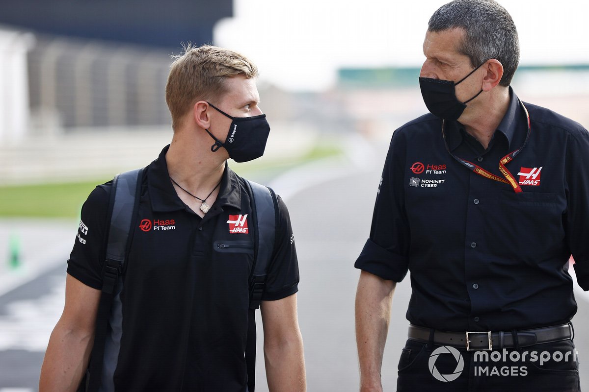 Мик Шумахер и Гюнтер Штайнер, руководитель Haas F1